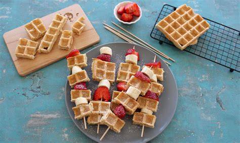 Kleinkind hält Waffel: Babyfreundliches Fingerfood