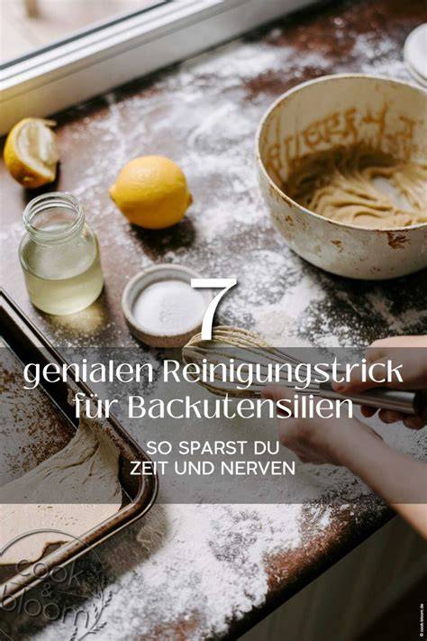 Knetmaschine und Backutensilien beim Herstellen von Keksteig