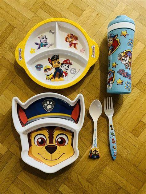 Knochen Kekse auf einem Teller, dekoriert im Paw Patrol Stil