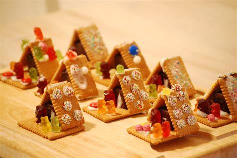 Knusperhaus aus Butterkeksen und Süßigkeiten, Adventstisch