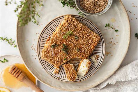 Knusprig ausgebackener Feta in Sesamkruste mit Honig-Balsamico-Sauce und Rucola-Salat