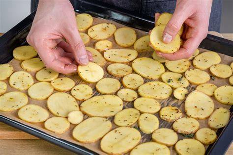 Knusprig gebackene Blätterteigböden auf dem Blech