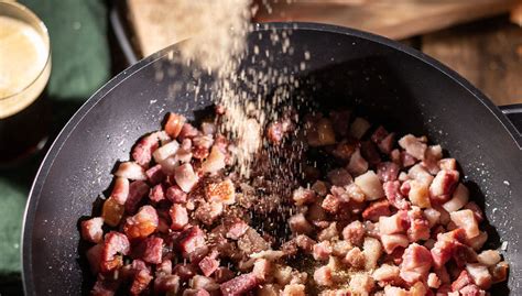 Knusprig gebratene Speckwürfel in einer Pfanne