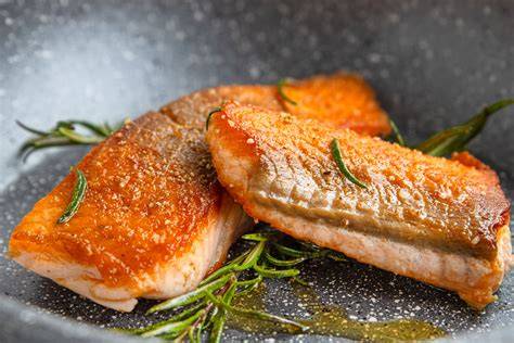 Knusprig gebratener Lachs in Pfanne mit Glasur