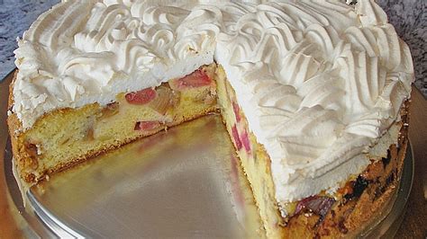 Knusprige Baiser-Tuffs und Baiserhaube auf Kuchen, Zutaten und Spritzbeutel
