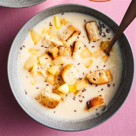 Knusprige Croûtons neben einer cremigen Suppe