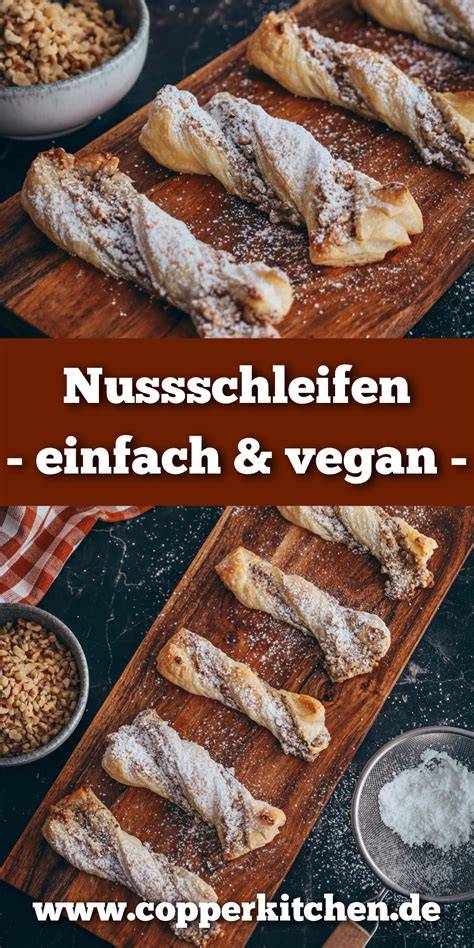 Knusprige Erdbeer-Pudding-Plunder auf einem Holzbrett, Zutaten ringsum