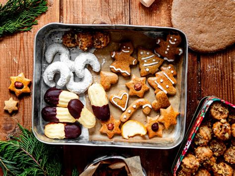Knusprige Heidesandplätzchen in einer weihnachtlichen Keksdose