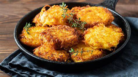 Knusprige Kartoffelpuffer in der Pfanne