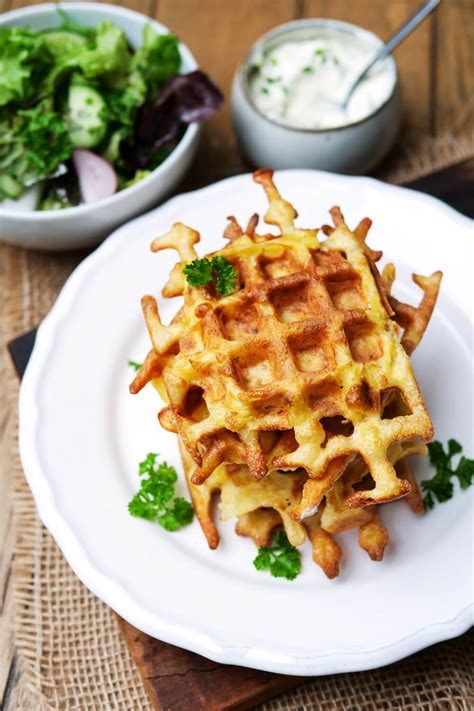 Knusprige Kartoffelwaffeln auf einem Kuchengitter