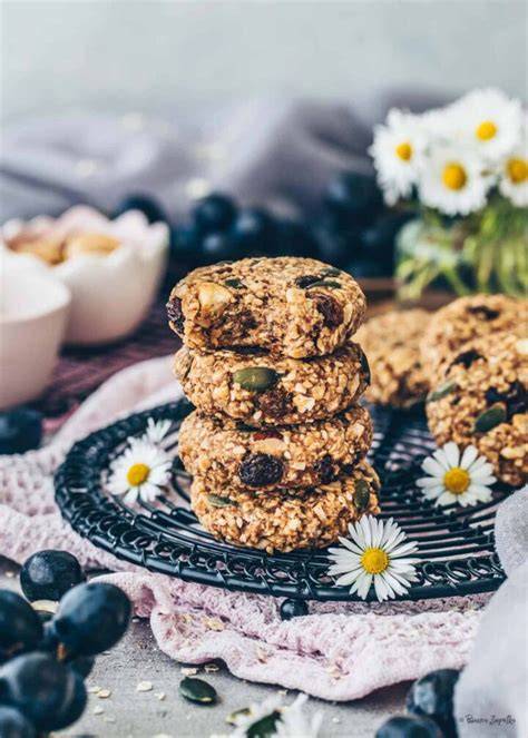 Knusprige Müsli-Kekse ohne Mehl mit Kernen und Trockenfrüchten auf einem Backblech