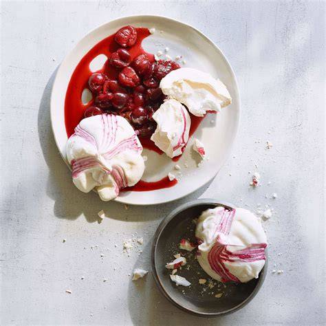 Knusprige Meringues mit Kaffeetasse