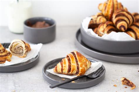 Knusprige Mini-Schoko-Croissants auf einem Frühstückstablett mit Kaffee