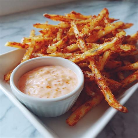 Knusprige Ofen-Pommes mit Trüffelmayonnaise als Dip
