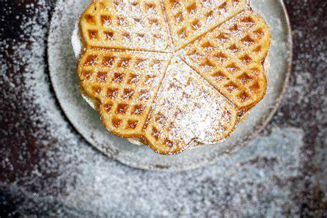 Knusprige Rum‑Waffeln mit Puderzucker