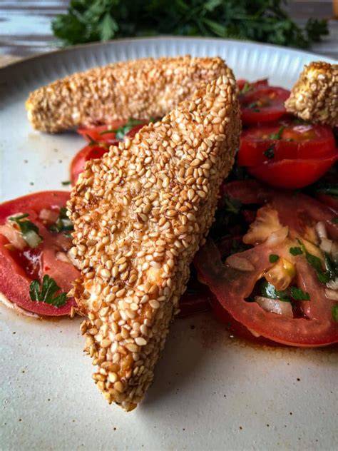 Knusprige Sesampanade auf Feta mit Honig-Balsamico-Dressing