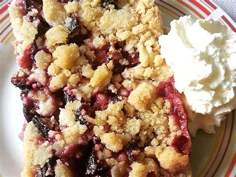 Knusprige Streusel auf saftigem Zwetschgenkuchen