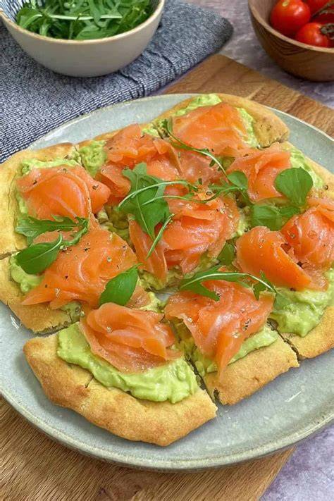 Knusprige Sushi-Waffeln auf Teller mit Avocado und Lachs