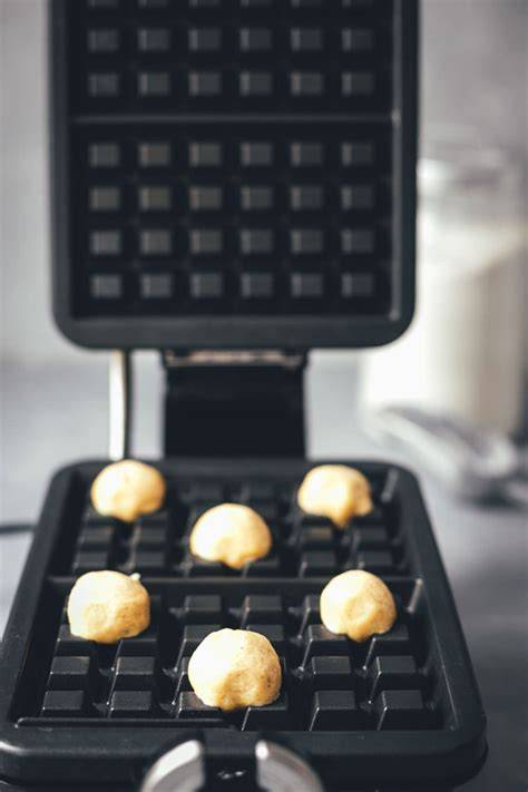 Knusprige Waffelkekse auf Gitter, Zutaten und Waffeleisen