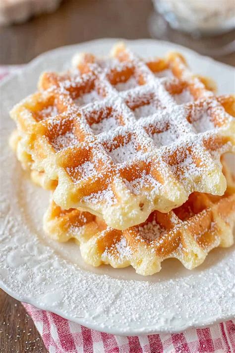 Knusprige Waffeln mit Hagelzucker im Waffeleisen