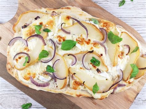 Knuspriger Flammkuchen mit Birnen, Camembert und Honig