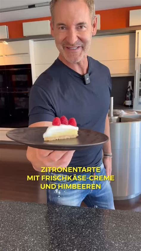 Knuspriger Mürbeteigboden und cremige Schmandschicht im Anschnitt eines Apfel-Schmand-Kuchens