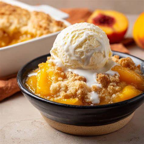 Knuspriger Pfirsich-Crumble mit gerösteten Mandelstiften