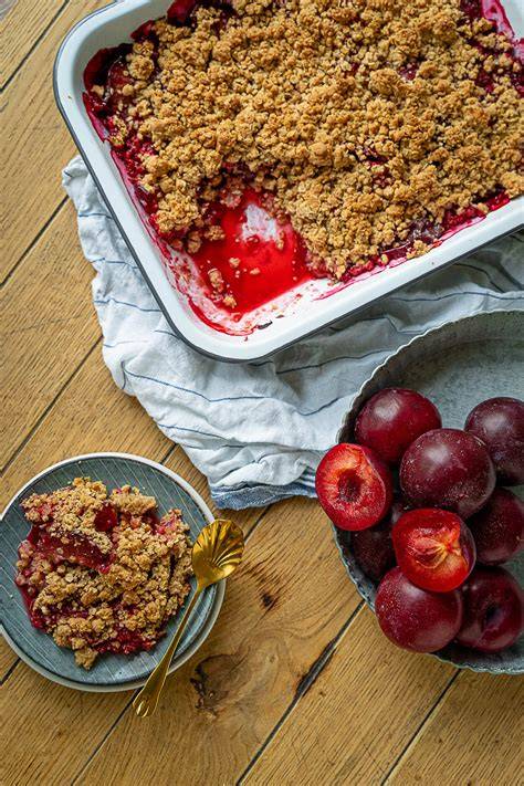 Knuspriger Pflaumen-Crumble mit Zimt