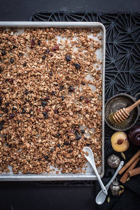 Knuspriges Granola aus dem Ofen auf einem Teller
