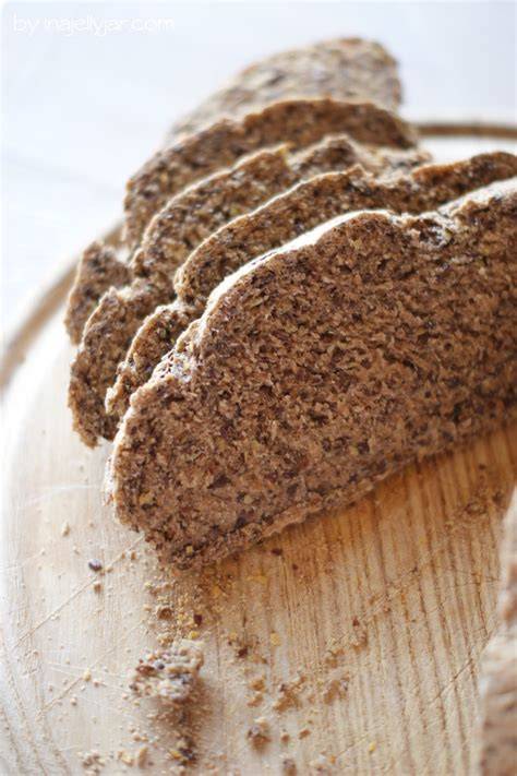 Knuspriges Leinsamenbrot in Scheiben