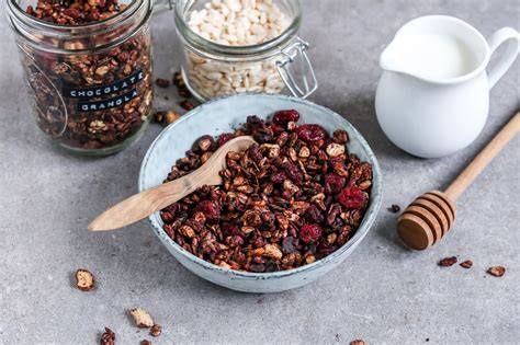 Knuspriges Schoko-Amaranth Granola in einer Glasdose - goldbrauner Crunch
