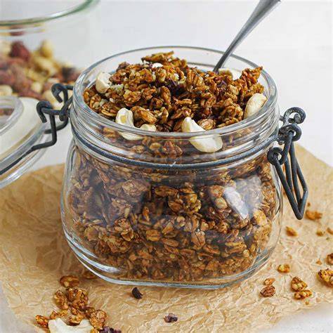 Knuspriges zuckerfreies Granola in Schraubglas, Zutaten rundherum