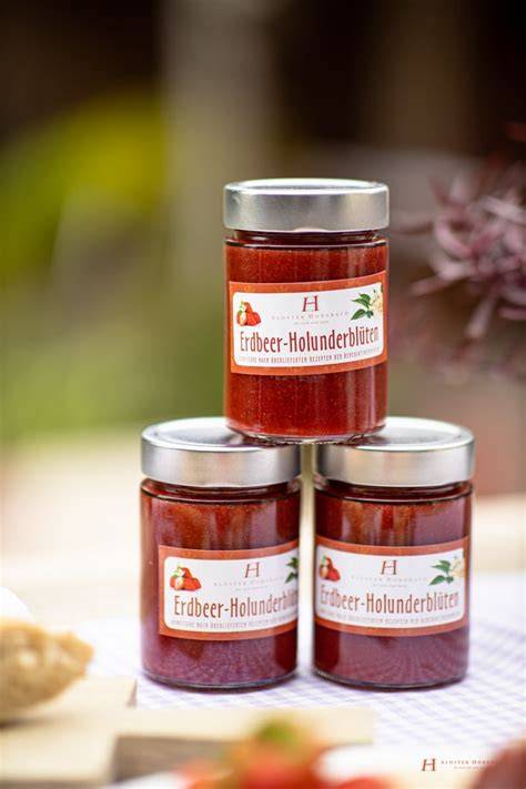 Kochen der Erdbeer-Holunderblüten-Marmelade im Topf