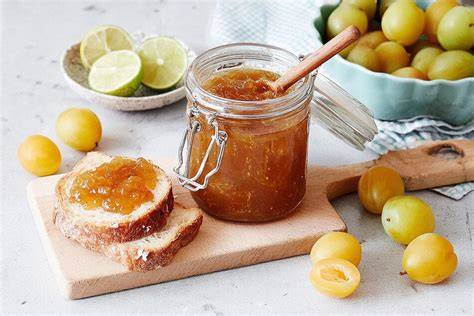 Kochen der Mirabellenmarmelade im Topf