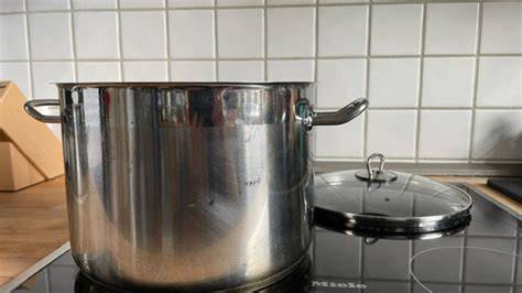 Kochen der Mirabellenmarmelade im großen Kochtopf auf Herd