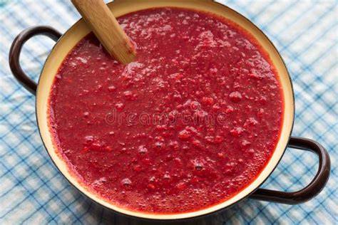 Kochen von Marmelade im Topf