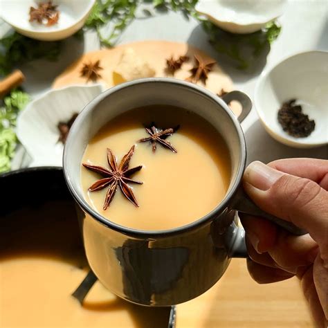 Kochender Chai im Topf mit Gewürzen