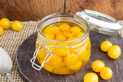 Kochprozess: Marmeladentopf mit Holunder und Mirabellen beim Einkochen