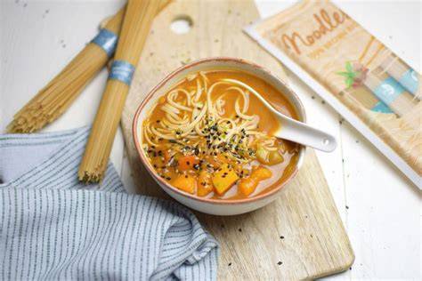 Kochschüssel mit bunten glutenfreien Kürbis-Keksen