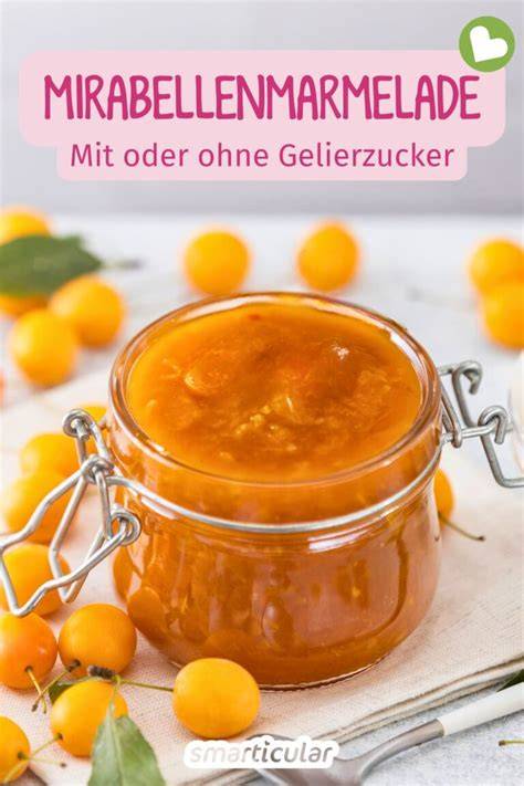 Kochtopf mit einkochender Mirabellenmarmelade