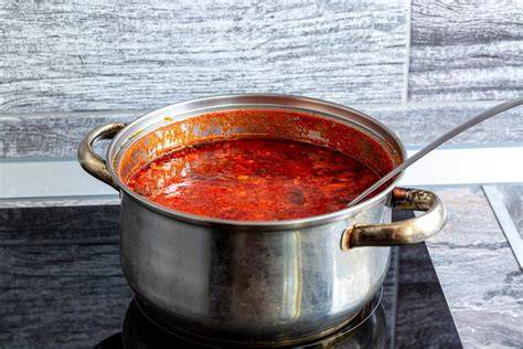Kochtopf mit frischer Erdbeer-Mango-Marmelade auf dem Herd