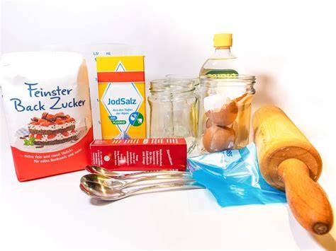 Kochutensilien: Gefrierbeutel, Nudelholz, Rührschüssel, Gläser