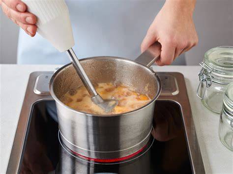 Kochvorgang mit spritzender Marmelade im Topf