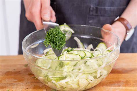Kohlrabi-Honig-Senf-Salat mit Kürbiskernen und Dill