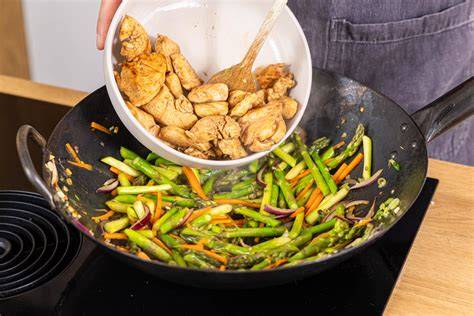 Kohlrabiwürfel im Wok braten