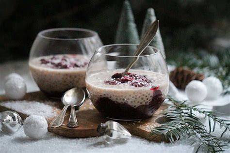 Kokos‑Tapioka‑Pudding mit heißen Zimtkirschen im Glas