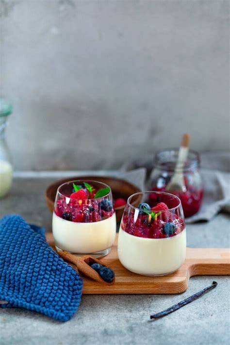 Kokos Panna Cotta im Glas mit Karamellsauce