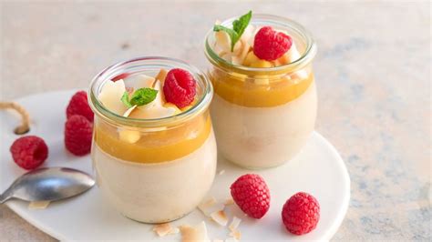 Kokos Panna Cotta in kleinen Dessertgläsern