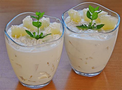 Kokos-Ananas-Dessert im Glas
