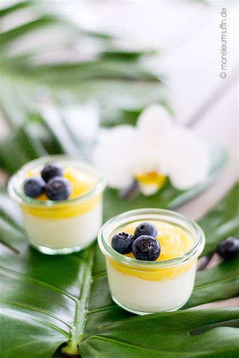 Kokos-Ananas-Dessert in Gläsern, Schichtung: Kokoscreme und Ananasgelee
